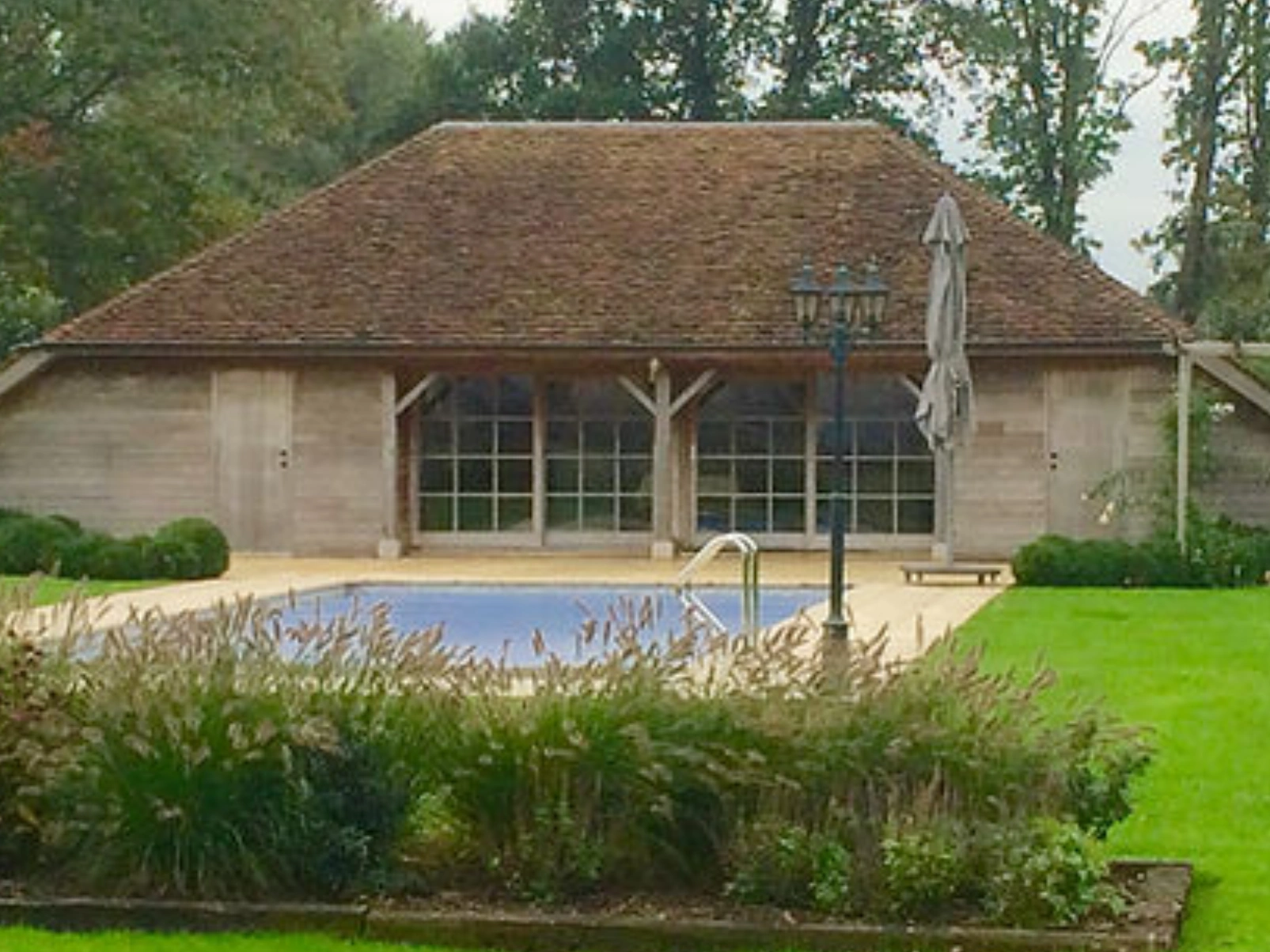 Poolhouse gebouwd door Schrijnwerk Pollier