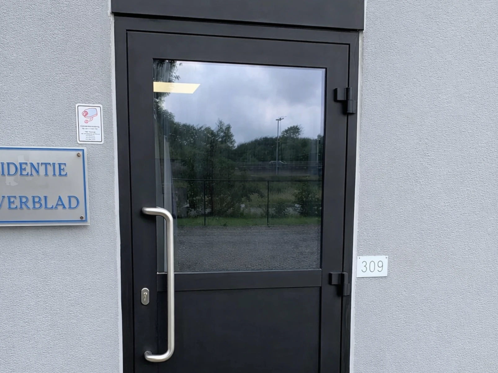 deur in zwart aluminium