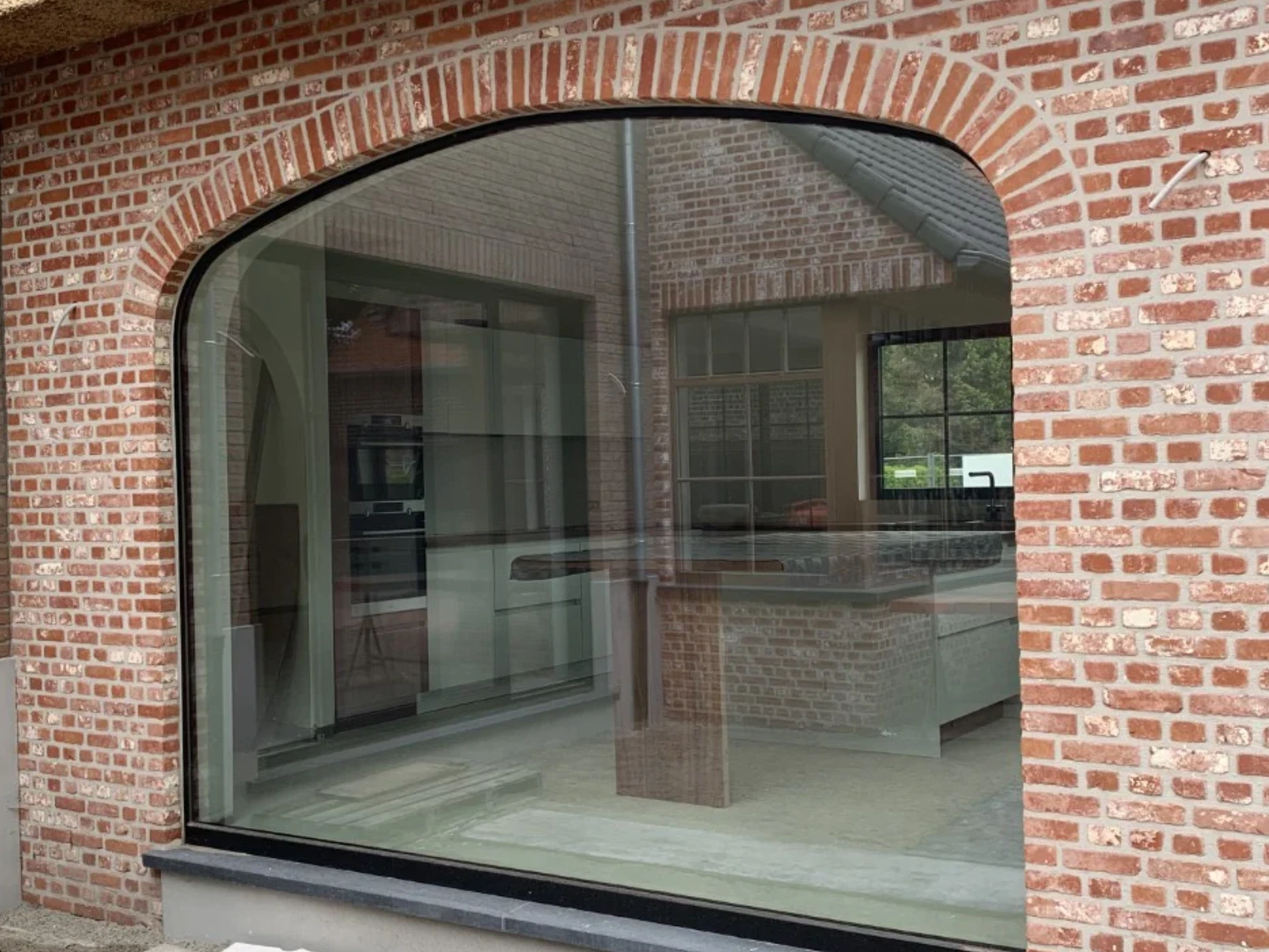 gebogen venster in zwart pvc